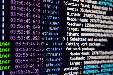 Makro anlık görüntüsünü Kripto para birimi madencilik ofis bilgisayarı monitörde bilgisayar programı arayüzey. Araştırma bitcoins kavramı. Bilgi dizeleri ve veri akışını