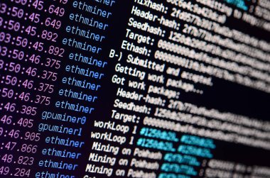 Makro anlık görüntüsünü Kripto para birimi madencilik ofis bilgisayarı monitörde bilgisayar programı arayüzey. Araştırma bitcoins kavramı. Bilgi dizeleri ve veri akışını