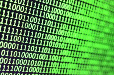 Ofis bilgisayarı monitörde ikili kod makro çekim. Programmer's iş kavramı. Dijital bilgi dizeleri akışının