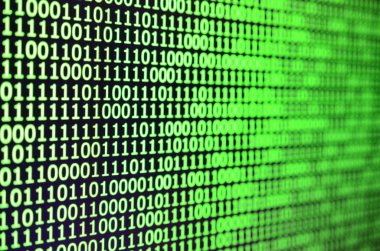 Ofis bilgisayarı monitörde ikili kod makro çekim. Programmer's iş kavramı. Dijital bilgi dizeleri akışının