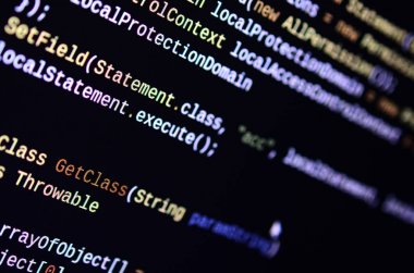 Monitör ofis bilgisayarın komut satırında makro çekim. Programmer's iş kavramı. Bilgi satırı akışı