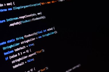 Monitör ofis bilgisayarın komut satırında makro çekim. Programmer's iş kavramı. Bilgi satırı akışı