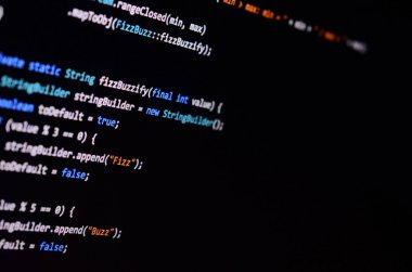 Monitör ofis bilgisayarın komut satırında makro çekim. Programmer's iş kavramı. Bilgi satırı akışı