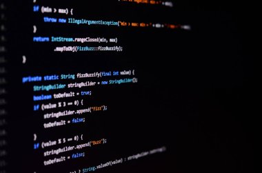 Monitör ofis bilgisayarın komut satırında makro çekim. Programmer's iş kavramı. Bilgi satırı akışı