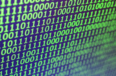 Ofis bilgisayarı monitörde ikili kod makro çekim. Programmer's iş kavramı. Dijital bilgi dizeleri akışının
