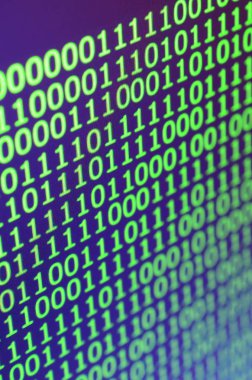 Ofis bilgisayarı monitörde ikili kod makro çekim. Programmer's iş kavramı. Dijital bilgi dizeleri akışının