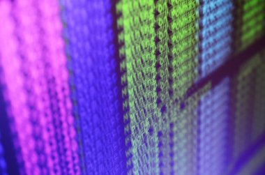 Makro anlık görüntüsünü Kripto para birimi madencilik ofis bilgisayarı monitörde bilgisayar programı arayüzey. Araştırma bitcoins kavramı. Bilgi dizeleri ve veri akışını