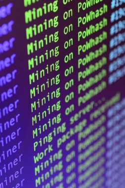 Makro anlık görüntüsünü Kripto para birimi madencilik ofis bilgisayarı monitörde bilgisayar programı arayüzey. Araştırma bitcoins kavramı. Bilgi dizeleri ve veri akışını