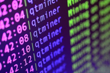Makro anlık görüntüsünü Kripto para birimi madencilik ofis bilgisayarı monitörde bilgisayar programı arayüzey. Araştırma bitcoins kavramı. Bilgi dizeleri ve veri akışını