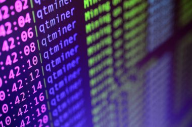 Makro anlık görüntüsünü Kripto para birimi madencilik ofis bilgisayarı monitörde bilgisayar programı arayüzey. Araştırma bitcoins kavramı. Bilgi dizeleri ve veri akışını