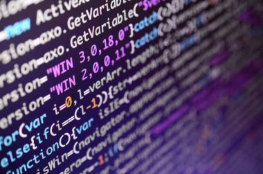 Monitör ofis bilgisayarın komut satırında makro çekim. Programmer's iş kavramı. Bilgi satırı akışı