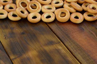 Bir sürü taze sarı simit eski koyu renkli ahşap yüzeyde yalan. Unlu Mamüller popüler bir tür. Bir geleneksel Rus Çay için davranır