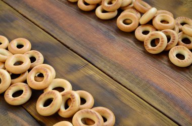 Bir sürü taze sarı simit eski koyu renkli ahşap yüzeyde yalan. Unlu Mamüller popüler bir tür. Bir geleneksel Rus Çay için davranır