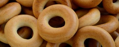 Taze sarı simit yakın çekim fotoğraf. Unlu Mamüller popüler bir tür. Bir geleneksel Rus Çay için davranır