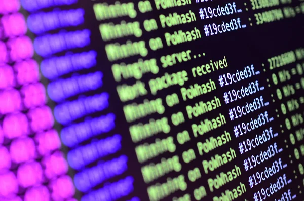 オフィスのコンピューターのモニターで暗号通貨マイニングのプログラム インターフェイスのマクロのスナップショット マイニング Bitcoins のコンセプトです 情報の文字列やデータの流れ — ストック写真
