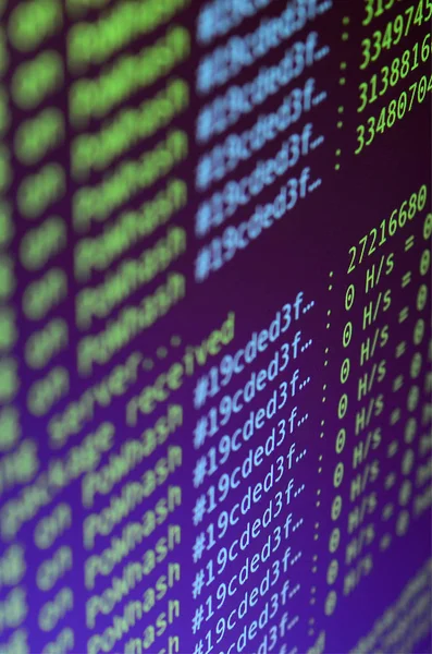 オフィスのコンピューターのモニターで暗号通貨マイニングのプログラム インターフェイスのマクロのスナップショット マイニング Bitcoins のコンセプトです 情報の文字列やデータの流れ — ストック写真