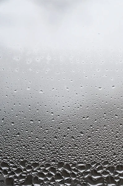 Una Foto Superficie Cristal Ventana Cubierta Con Una Multitud Gotas —  Fotos de Stock