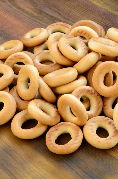 Muchos Bagels Amarillos Frescos Yacen Superficie Vieja Madera Oscura Tipo — Foto de Stock