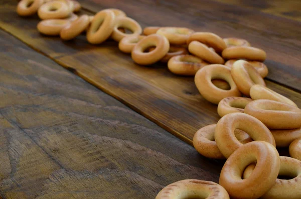 Muchos Bagels Amarillos Frescos Yacen Superficie Vieja Madera Oscura Tipo —  Fotos de Stock