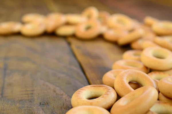 Muchos Bagels Amarillos Frescos Yacen Superficie Vieja Madera Oscura Tipo —  Fotos de Stock