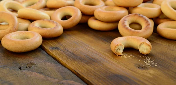 Muchos Bagels Amarillos Frescos Yacen Superficie Vieja Madera Oscura Tipo —  Fotos de Stock