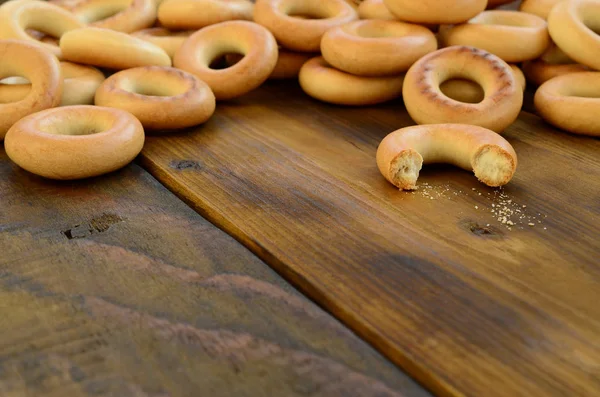 Muchos Bagels Amarillos Frescos Yacen Superficie Vieja Madera Oscura Tipo —  Fotos de Stock