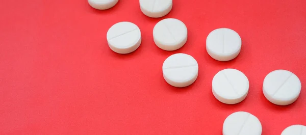 Några Vita Tabletter Ligger Klarröd Bakgrundsyta Bakgrundsbild Medicinska Och Farmaceutiska — Stockfoto