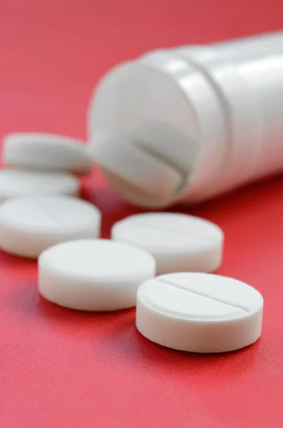 Több Fehér Tabletta Esik Műanyag Jar Piros Felületén Háttérképet Orvosi — Stock Fotó