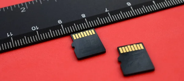 Due Piccole Schede Memoria Micro Trovano Uno Sfondo Rosso Accanto — Foto Stock