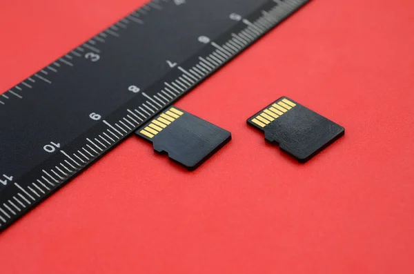 Due Piccole Schede Memoria Micro Trovano Uno Sfondo Rosso Accanto — Foto Stock