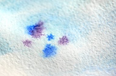 Arka plan illüstrasyon suluboya fırça darbeleri ve mavi akış şeklinde. Makro fotoğraf suluboya resim