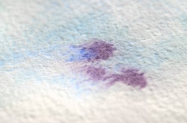 Arka plan illüstrasyon suluboya fırça darbeleri ve mavi akış şeklinde. Makro fotoğraf suluboya resim