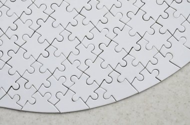 Formun tamamını bir beyaz jigsaw bulmaca işlenmiş bir taş yüzeye yatıyor. Dokulu görüntü kopya alanı ile