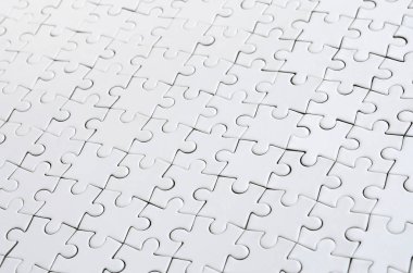Beyaz jigsaw bulmaca monte devlet perspektif olarak kapatın. Büyük bir bütün mozaik birçok bileşenleri birleştirilmiştir