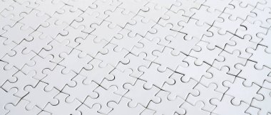 Beyaz jigsaw bulmaca monte devlet perspektif olarak kapatın. Büyük bir bütün mozaik birçok bileşenleri birleştirilmiştir