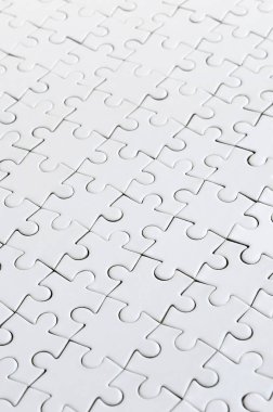 Beyaz jigsaw bulmaca monte devlet perspektif olarak kapatın. Büyük bir bütün mozaik birçok bileşenleri birleştirilmiştir