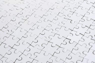 Beyaz jigsaw bulmaca monte devlet perspektif olarak kapatın. Büyük bir bütün mozaik birçok bileşenleri birleştirilmiştir