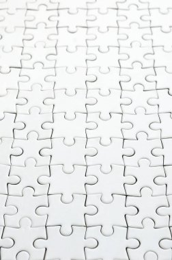 Beyaz jigsaw bulmaca monte devlet perspektif olarak kapatın. Büyük bir bütün mozaik birçok bileşenleri birleştirilmiştir