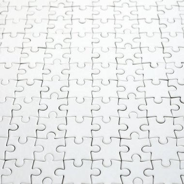 Beyaz jigsaw bulmaca monte devlet perspektif olarak kapatın. Büyük bir bütün mozaik birçok bileşenleri birleştirilmiştir
