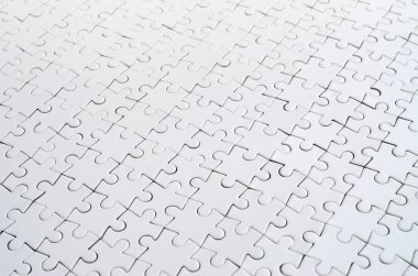 Beyaz jigsaw bulmaca monte devlet perspektif olarak kapatın. Büyük bir bütün mozaik birçok bileşenleri birleştirilmiştir