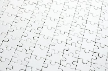 Beyaz jigsaw bulmaca monte devlet perspektif olarak kapatın. Büyük bir bütün mozaik birçok bileşenleri birleştirilmiştir