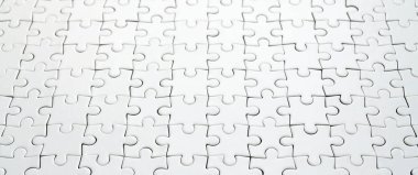 Beyaz jigsaw bulmaca monte devlet perspektif olarak kapatın. Büyük bir bütün mozaik birçok bileşenleri birleştirilmiştir