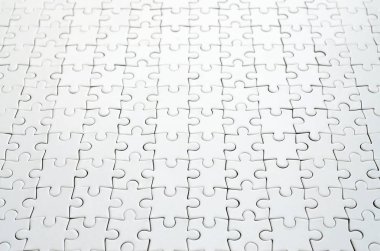 Beyaz jigsaw bulmaca monte devlet perspektif olarak kapatın. Büyük bir bütün mozaik birçok bileşenleri birleştirilmiştir