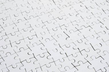 Beyaz jigsaw bulmaca monte devlet perspektif olarak kapatın. Büyük bir bütün mozaik birçok bileşenleri birleştirilmiştir