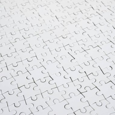 Beyaz jigsaw bulmaca monte devlet perspektif olarak kapatın. Büyük bir bütün mozaik birçok bileşenleri birleştirilmiştir