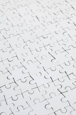 Beyaz jigsaw bulmaca monte devlet perspektif olarak kapatın. Büyük bir bütün mozaik birçok bileşenleri birleştirilmiştir