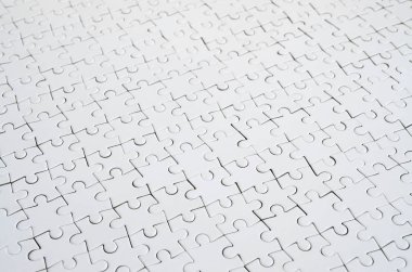 Beyaz jigsaw bulmaca monte devlet perspektif olarak kapatın. Büyük bir bütün mozaik birçok bileşenleri birleştirilmiştir