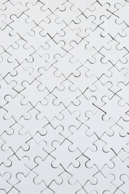 Beyaz jigsaw bulmaca monte durumda doku kapatın. Üstten Görünüm. Büyük bir bütün mozaik birçok bileşenleri birleştirilmiştir