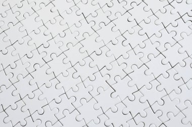 Beyaz jigsaw bulmaca monte durumda doku kapatın. Üstten Görünüm. Büyük bir bütün mozaik birçok bileşenleri birleştirilmiştir