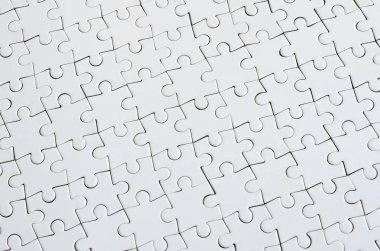 Beyaz jigsaw bulmaca monte durumda doku kapatın. Üstten Görünüm. Büyük bir bütün mozaik birçok bileşenleri birleştirilmiştir